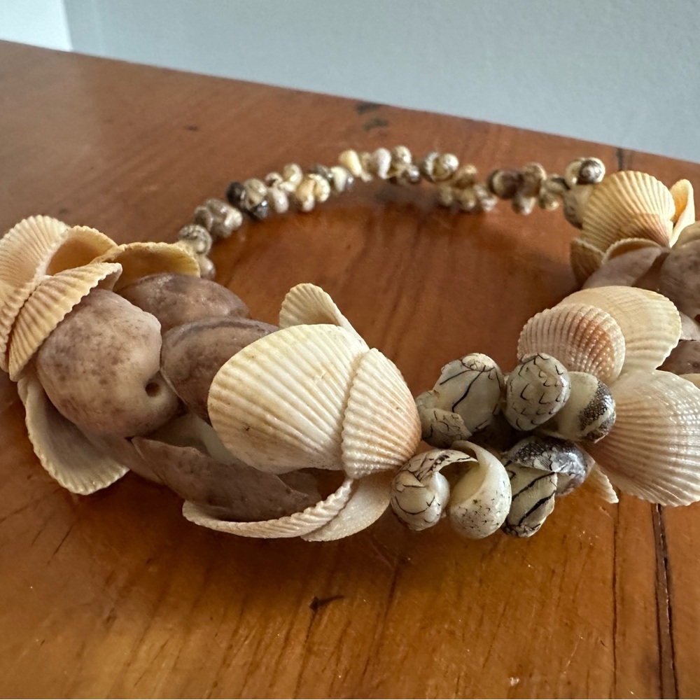Intricate Australian Shell Lei - Picture 5 of 12